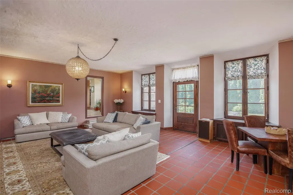 189 Cloverly Road Grosse Pointe Farms City MI 48236