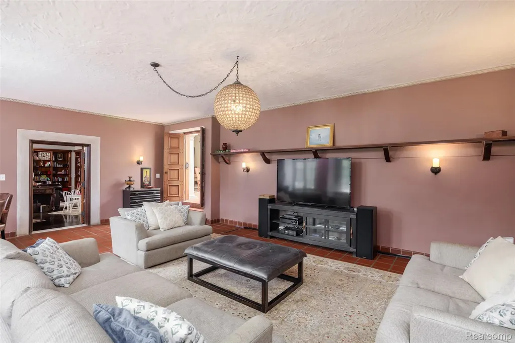 189 Cloverly Road Grosse Pointe Farms City MI 48236