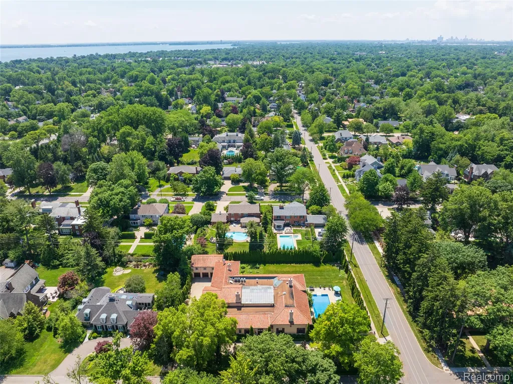 189 Cloverly Road Grosse Pointe Farms City MI 48236