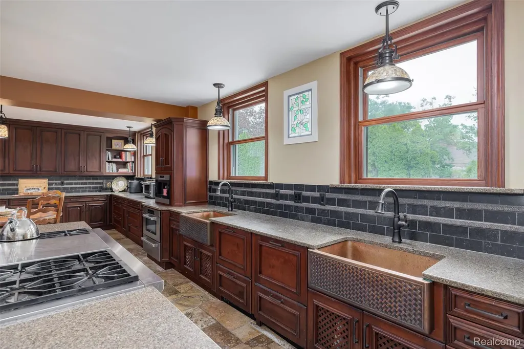 189 Cloverly Road Grosse Pointe Farms City MI 48236