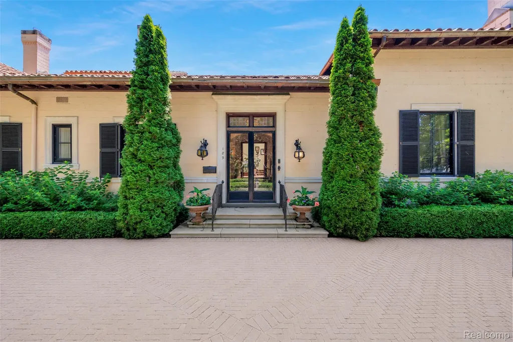 189 Cloverly Road Grosse Pointe Farms City MI 48236