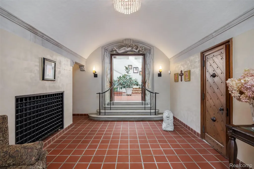 189 Cloverly Road Grosse Pointe Farms City MI 48236