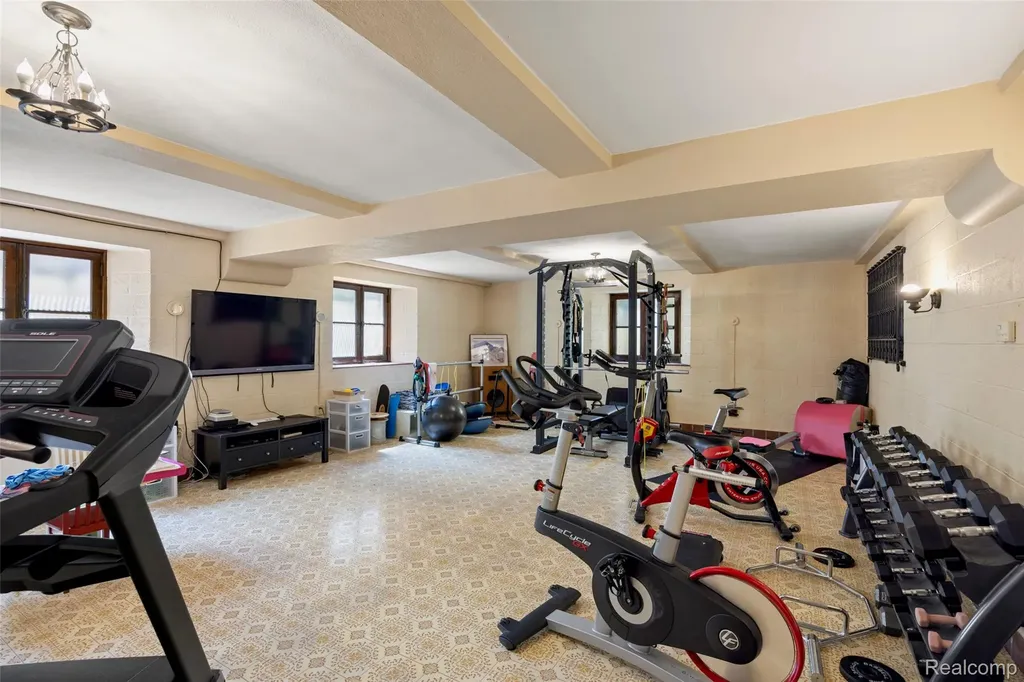 189 Cloverly Road Grosse Pointe Farms City MI 48236