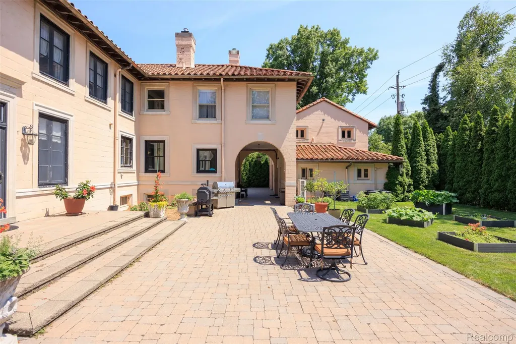 189 Cloverly Road Grosse Pointe Farms City MI 48236