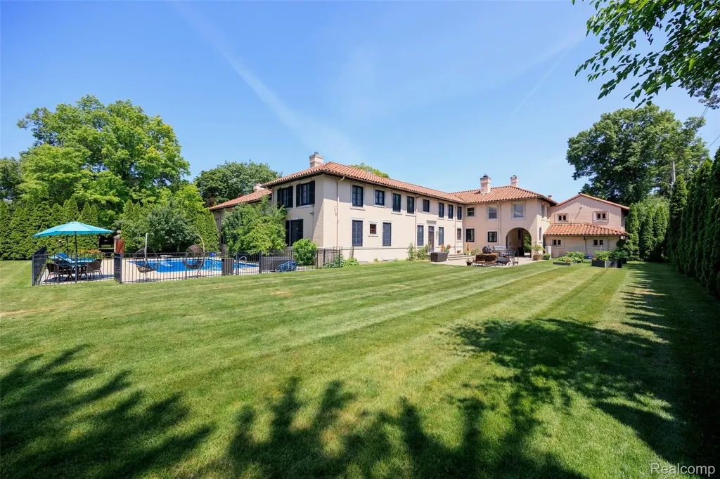 189 Cloverly Road Grosse Pointe Farms City MI 48236