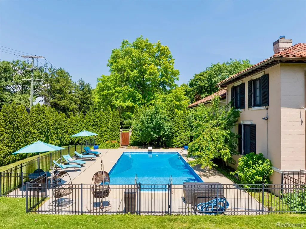 189 Cloverly Road Grosse Pointe Farms City MI 48236