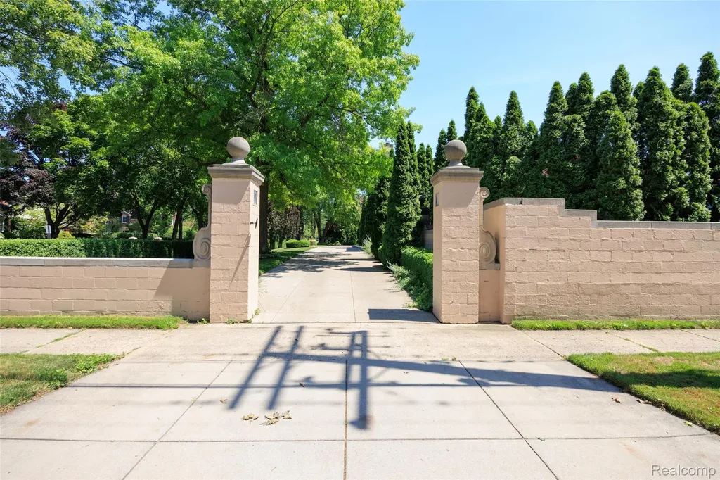 189 Cloverly Road Grosse Pointe Farms City MI 48236