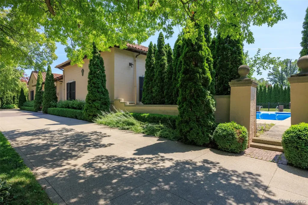 189 Cloverly Road Grosse Pointe Farms City MI 48236