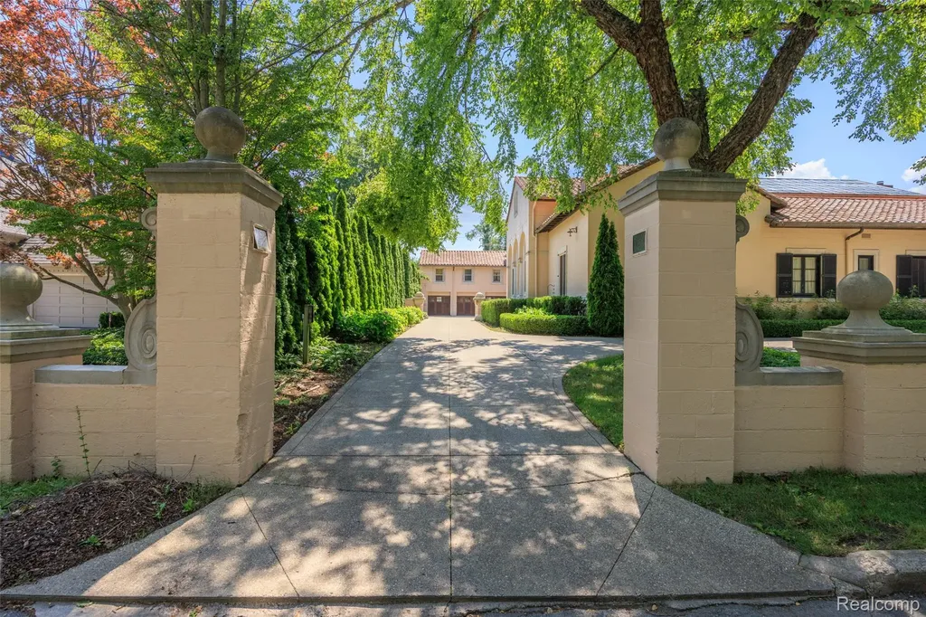 189 Cloverly Road Grosse Pointe Farms City MI 48236