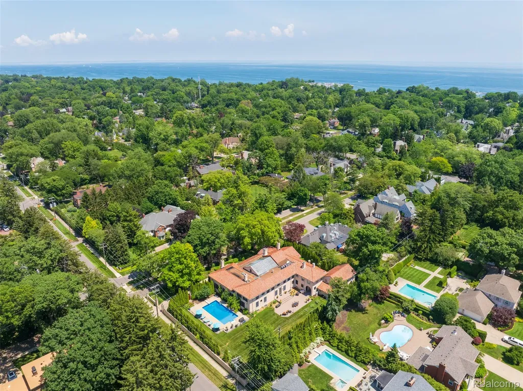 189 Cloverly Road Grosse Pointe Farms City MI 48236
