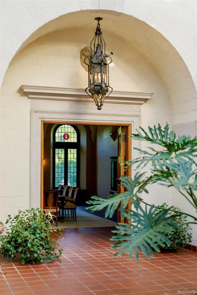 189 Cloverly Road Grosse Pointe Farms City MI 48236