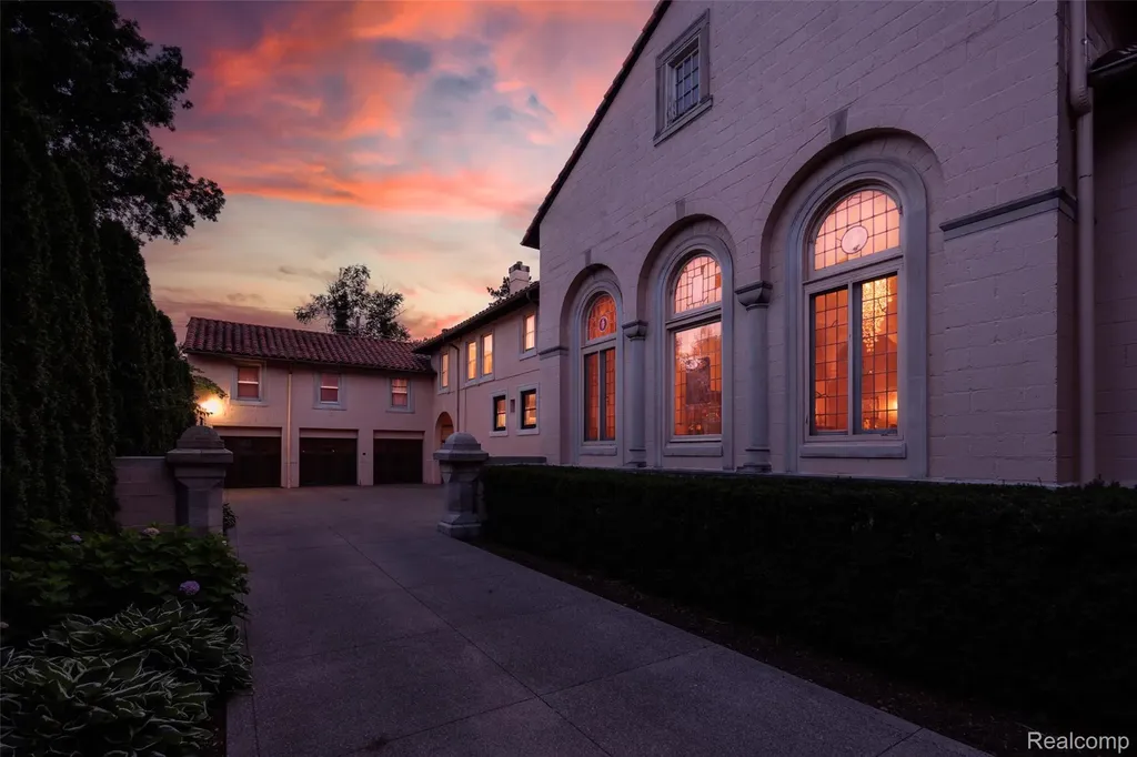 189 Cloverly Road Grosse Pointe Farms City MI 48236
