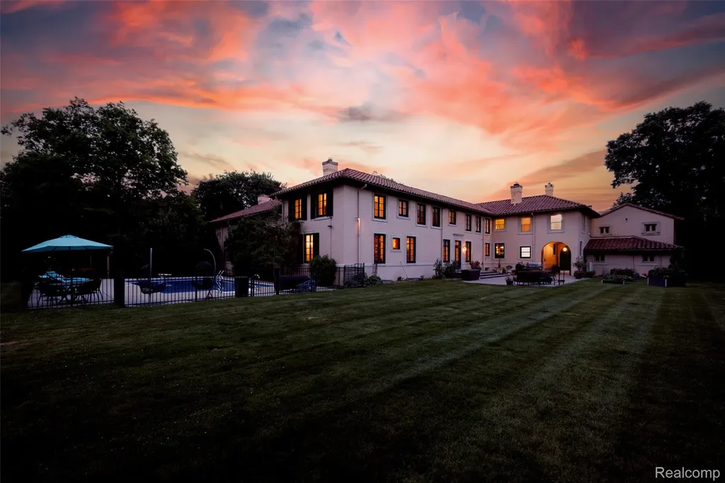 189 Cloverly Road Grosse Pointe Farms City MI 48236