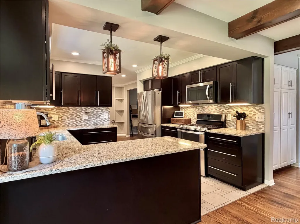 337 Beechview Drive S Oakland Charter Township MI 48306