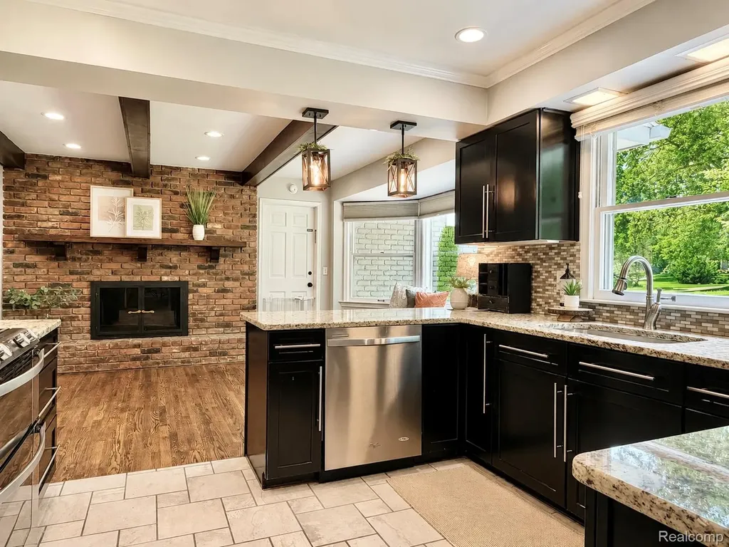 337 Beechview Drive S Oakland Charter Township MI 48306