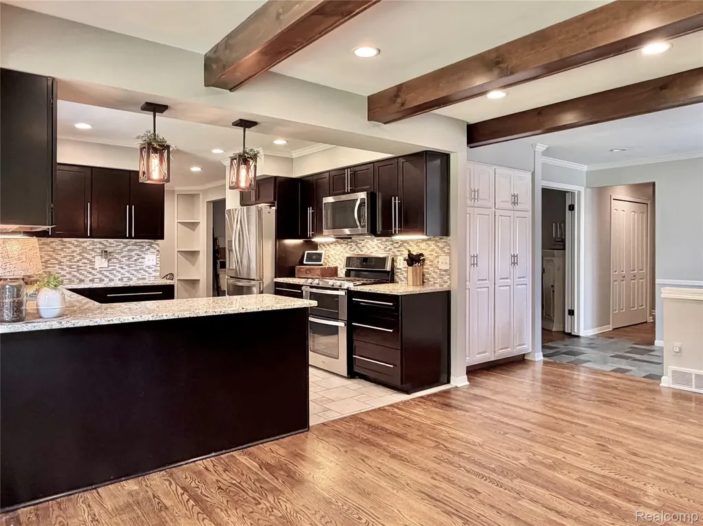 337 Beechview Drive S Oakland Charter Township MI 48306