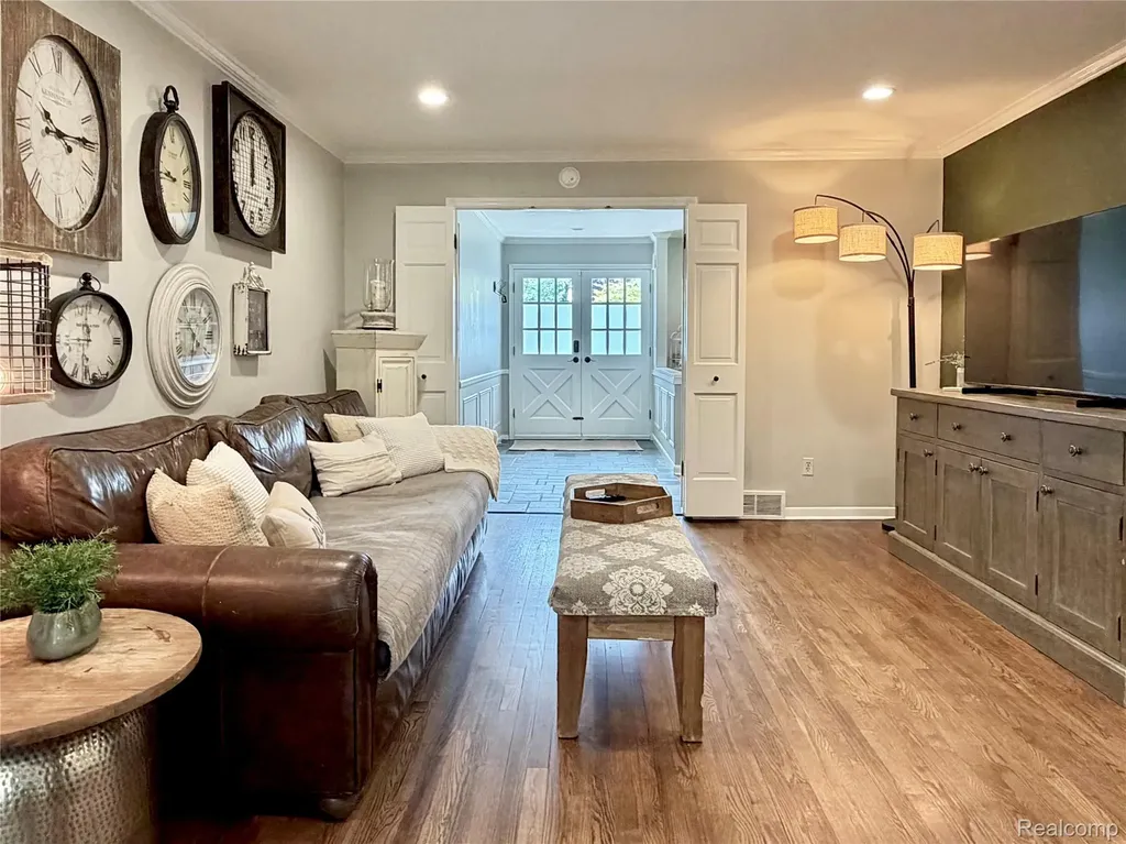 337 Beechview Drive S Oakland Charter Township MI 48306