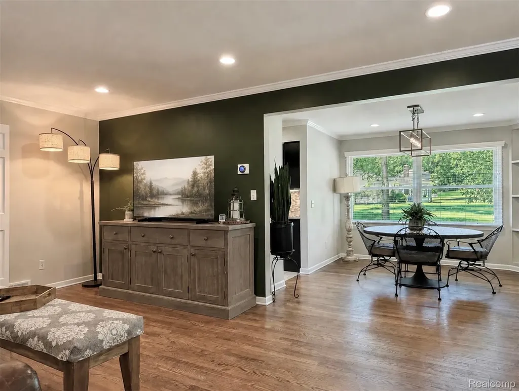 337 Beechview Drive S Oakland Charter Township MI 48306