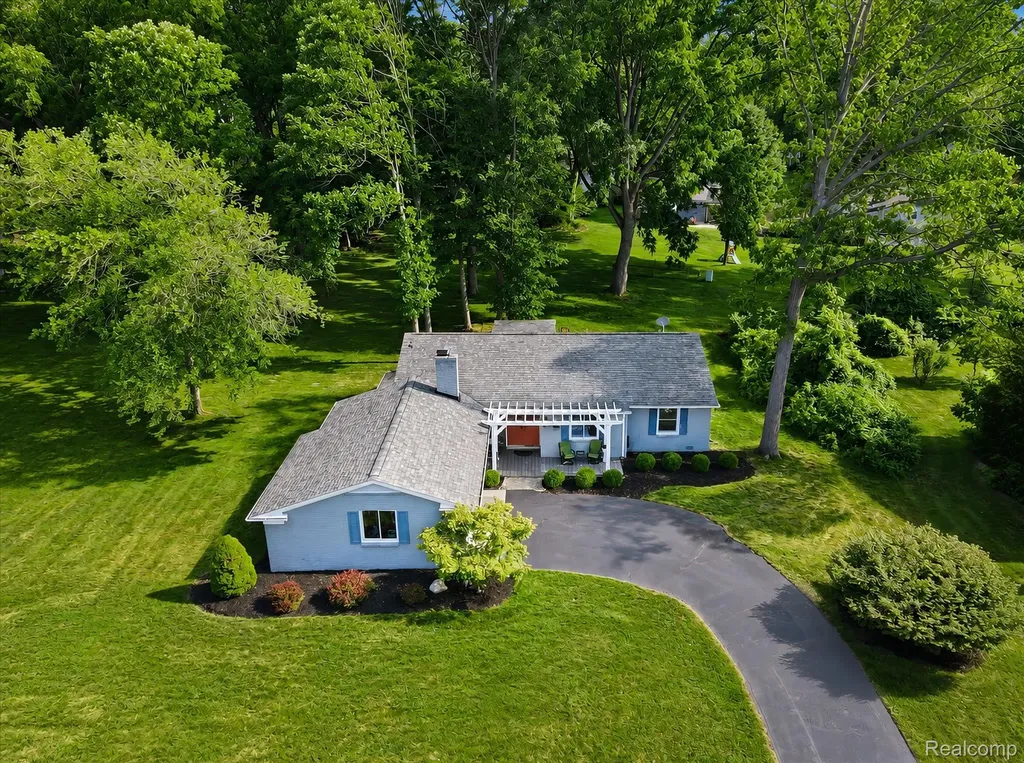 337 Beechview Drive S Oakland Charter Township MI 48306