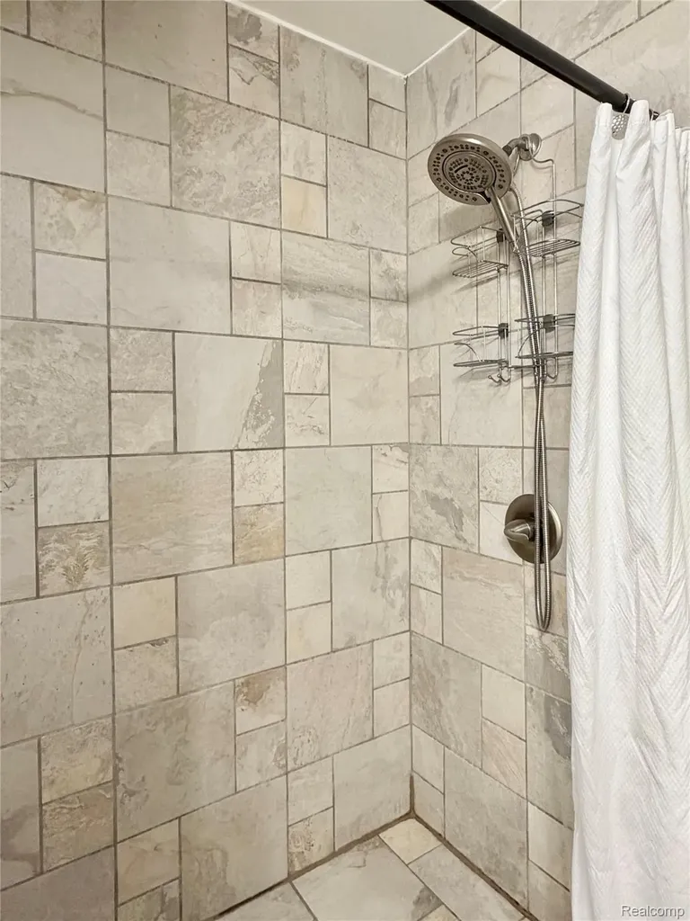337 Beechview Drive S Oakland Charter Township MI 48306