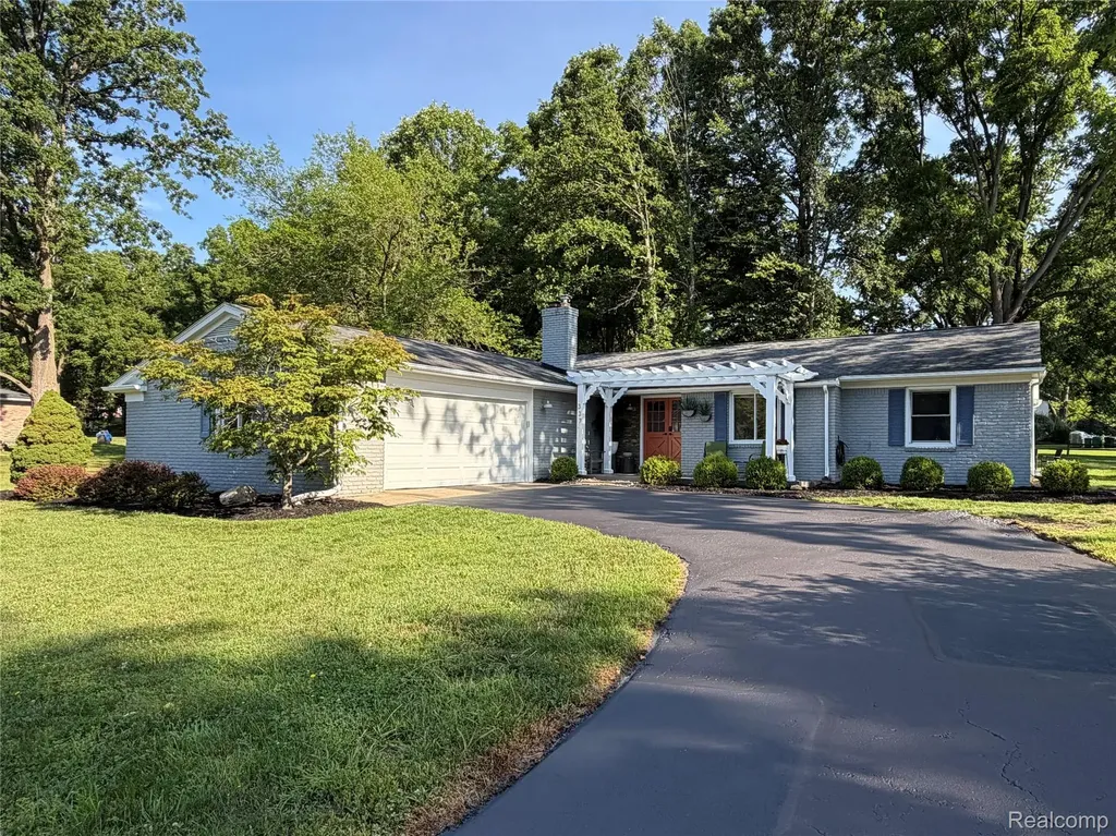 337 Beechview Drive S Oakland Charter Township MI 48306
