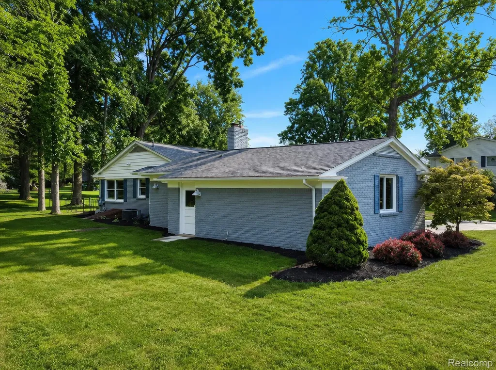 337 Beechview Drive S Oakland Charter Township MI 48306