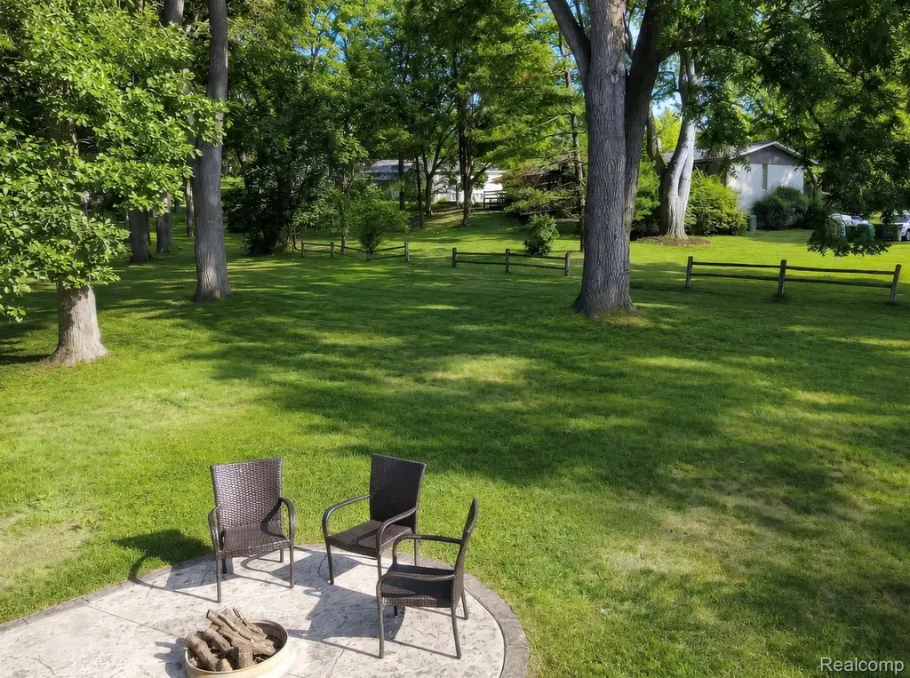 337 Beechview Drive S Oakland Charter Township MI 48306