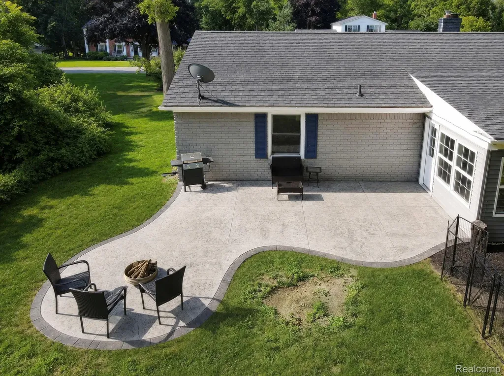 337 Beechview Drive S Oakland Charter Township MI 48306
