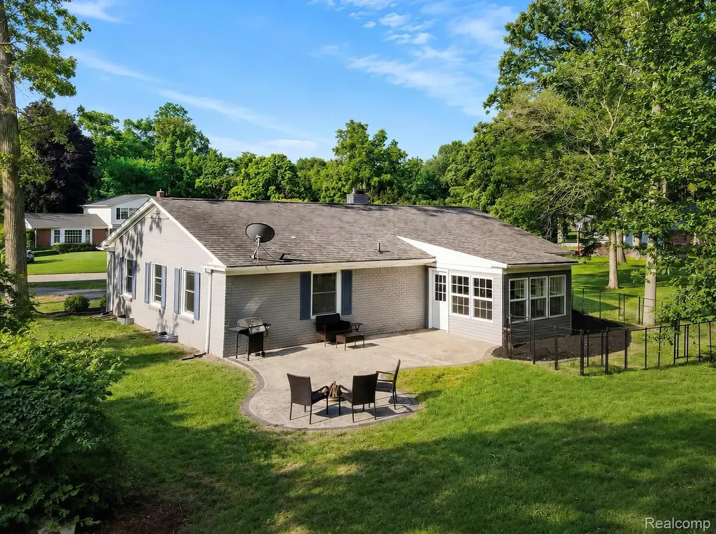 337 Beechview Drive S Oakland Charter Township MI 48306