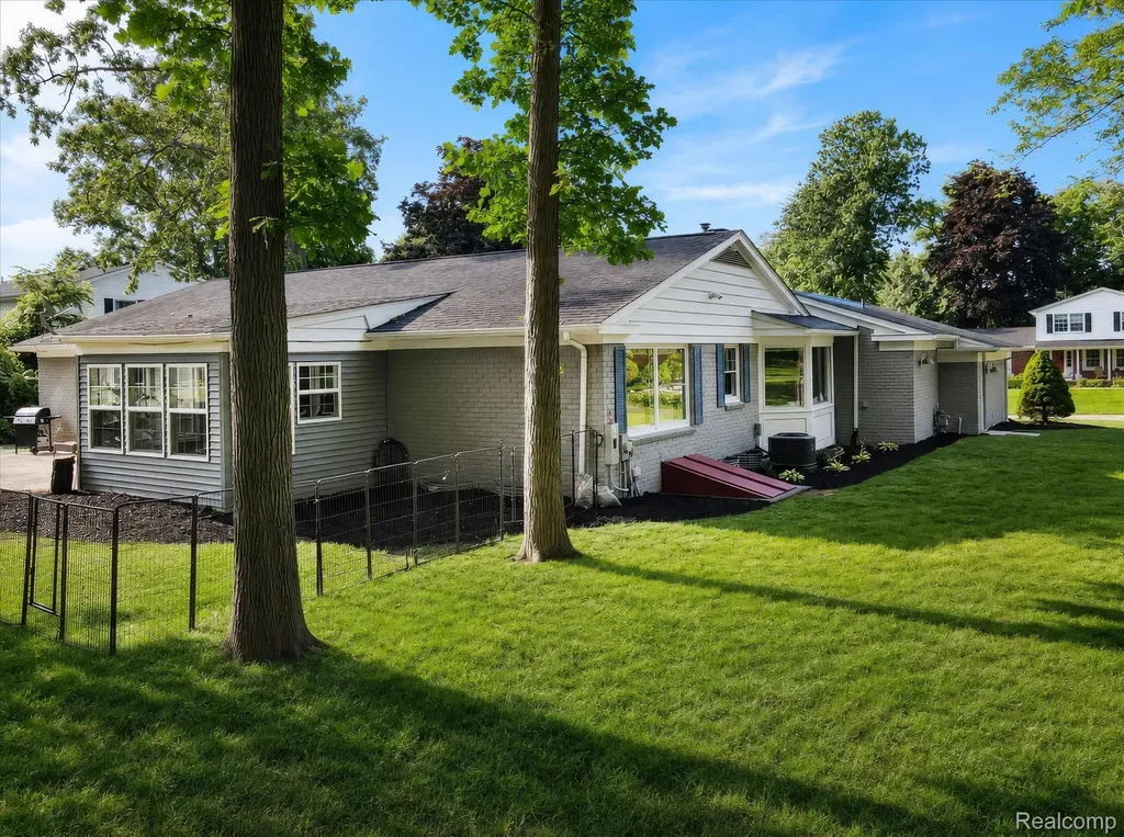 337 Beechview Drive S Oakland Charter Township MI 48306