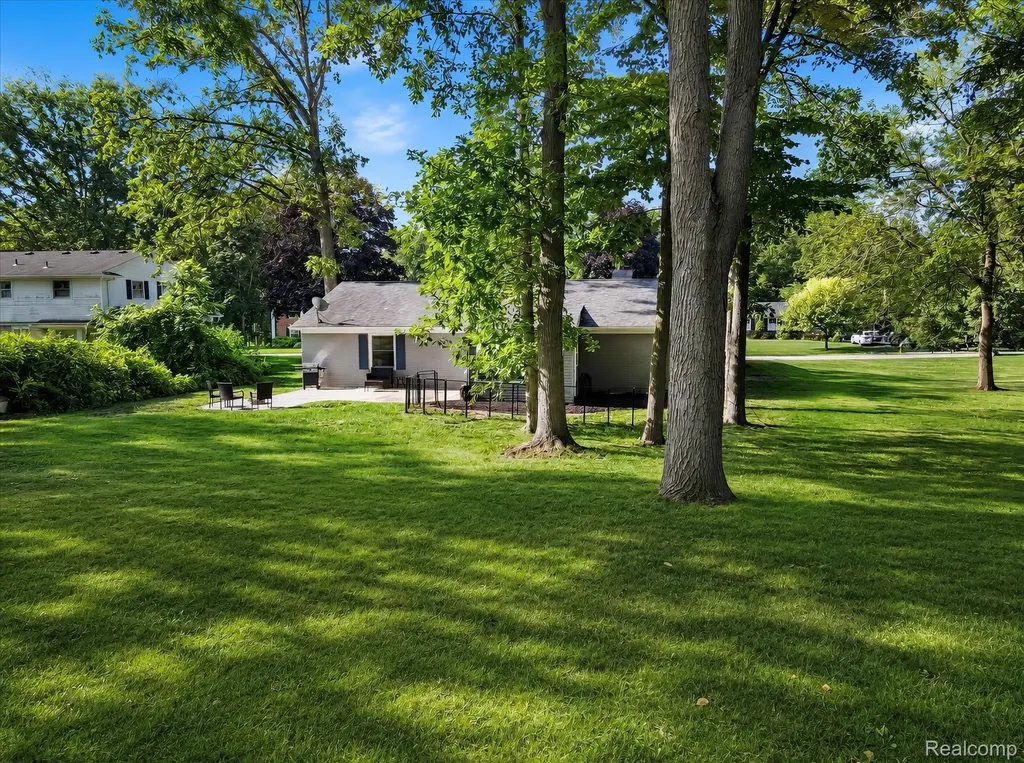 337 Beechview Drive S Oakland Charter Township MI 48306