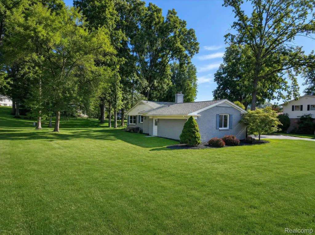 337 Beechview Drive S Oakland Charter Township MI 48306