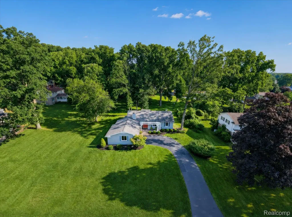 337 Beechview Drive S Oakland Charter Township MI 48306