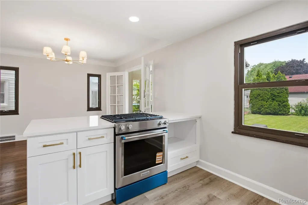 15422 Regina Avenue Allen Park City MI 48101