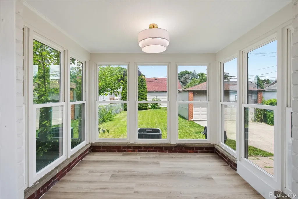 15422 Regina Avenue Allen Park City MI 48101