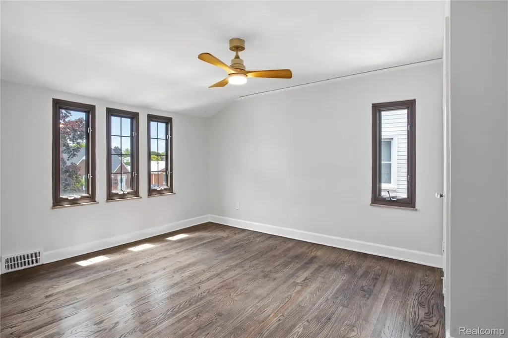 15422 Regina Avenue Allen Park City MI 48101