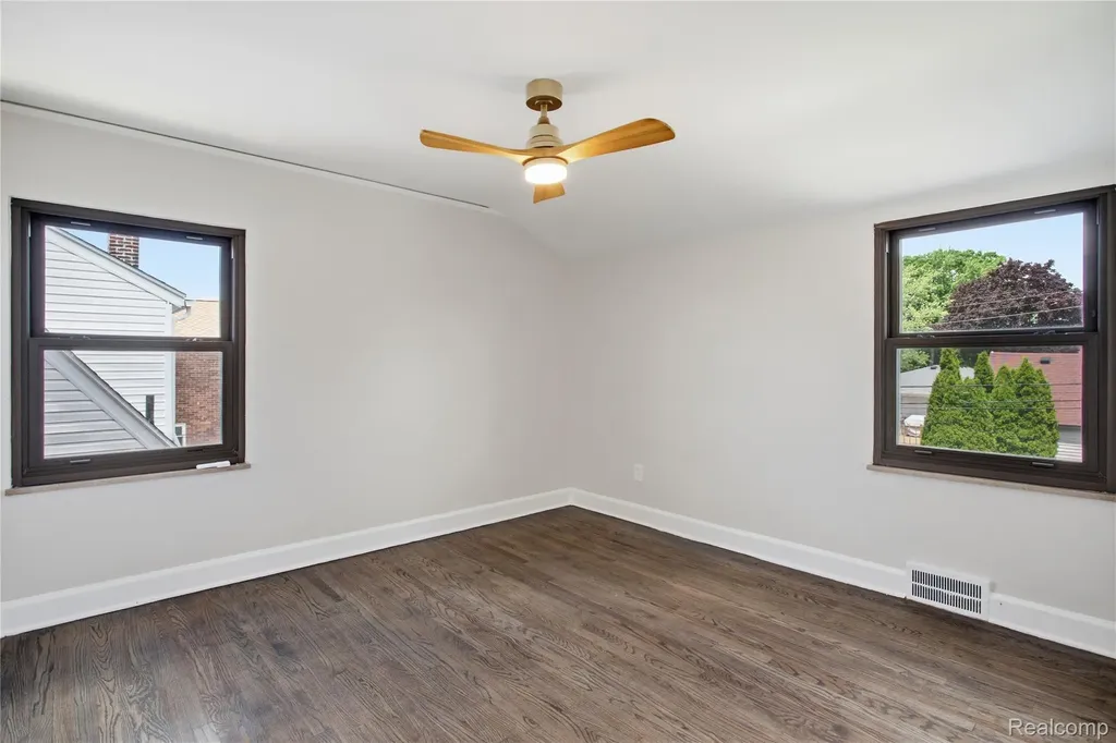 15422 Regina Avenue Allen Park City MI 48101