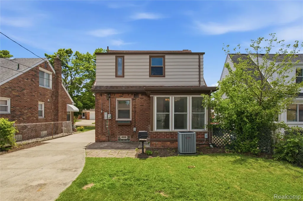 15422 Regina Avenue Allen Park City MI 48101