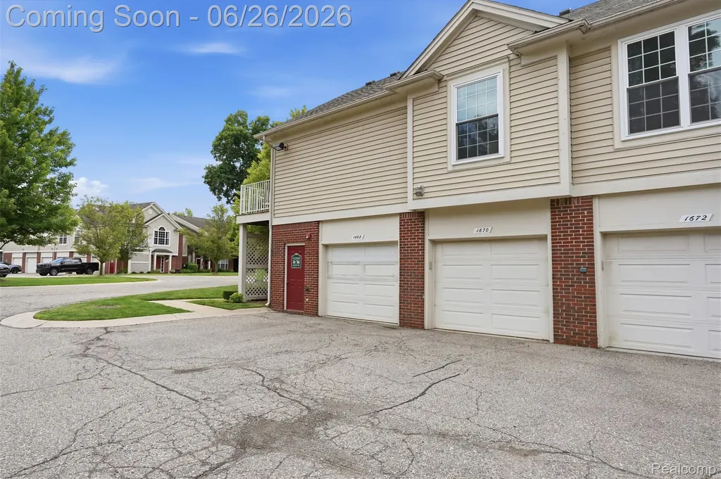 1668 Deepwood Circle Rochester City MI 48307