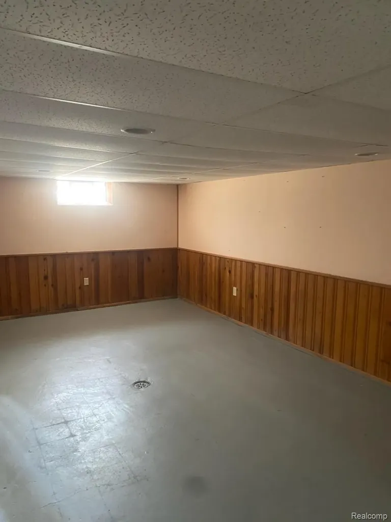 25124 Mackinac Street Roseville City MI 48066