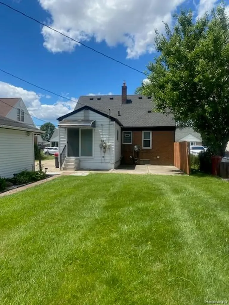 25124 Mackinac Street Roseville City MI 48066