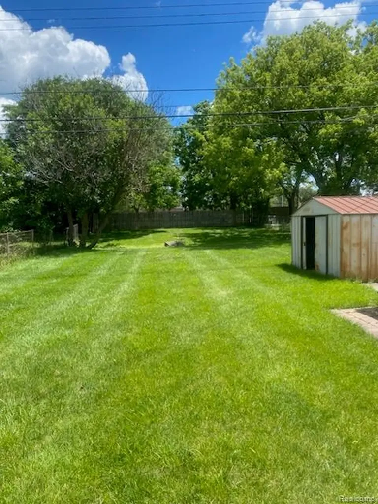 25124 Mackinac Street Roseville City MI 48066