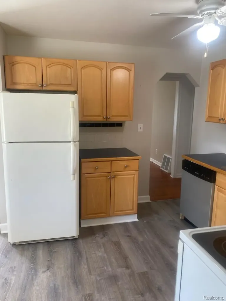 25124 Mackinac Street Roseville City MI 48066