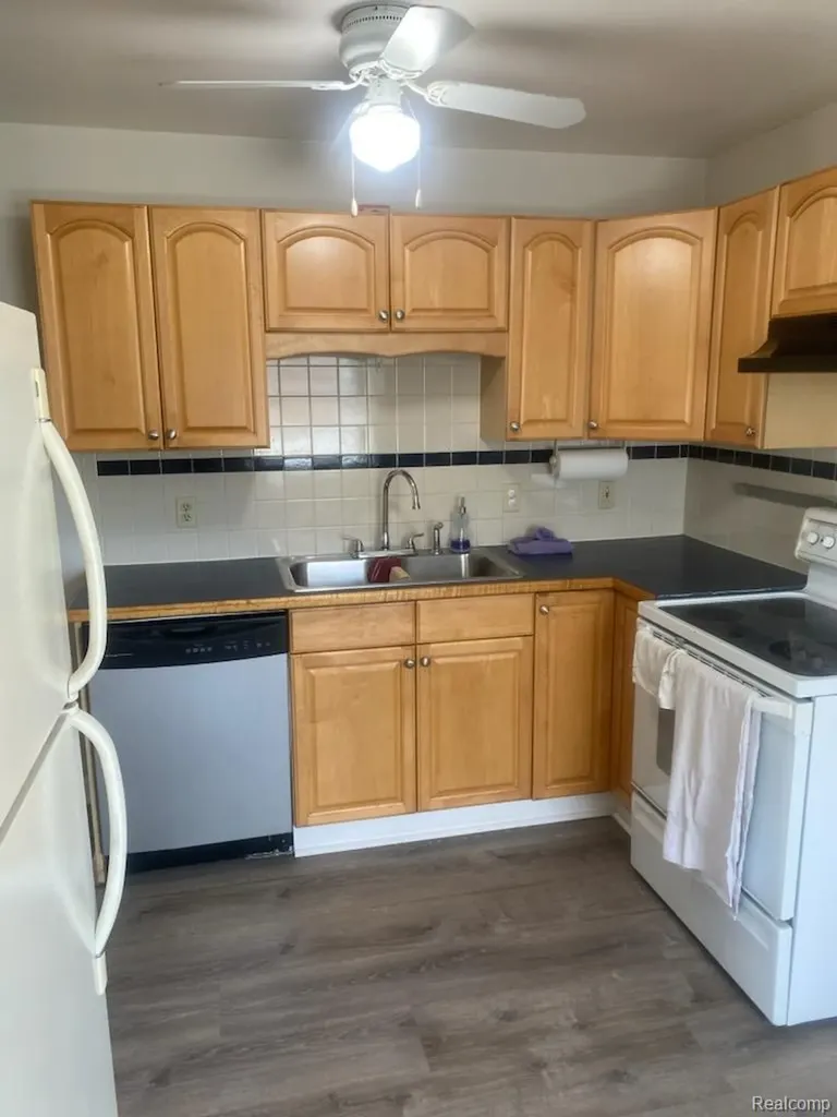 25124 Mackinac Street Roseville City MI 48066