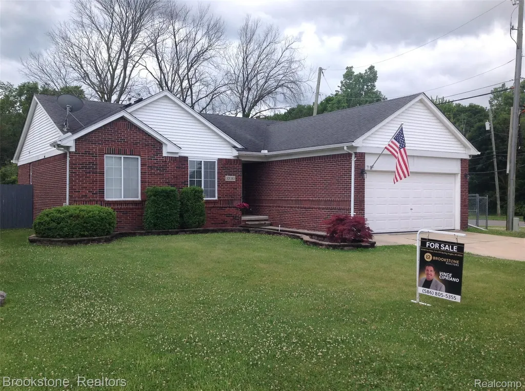 32010 N Oakcrest Drive E Chesterfield Township MI 48047