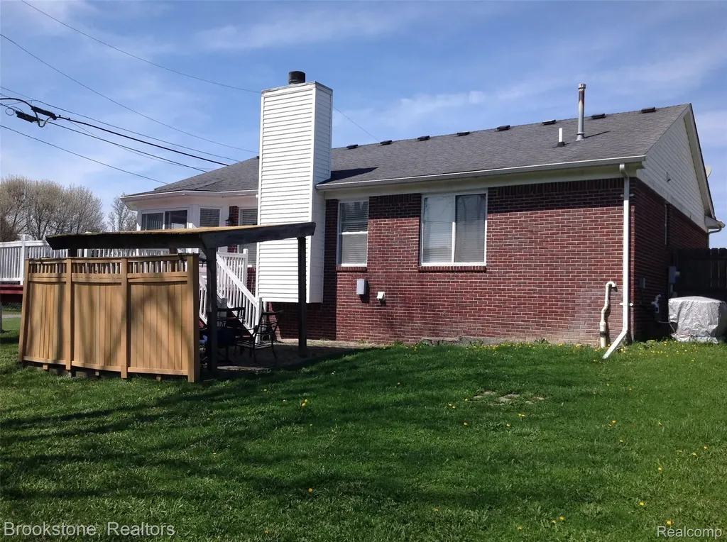 32010 N Oakcrest Drive E Chesterfield Township MI 48047