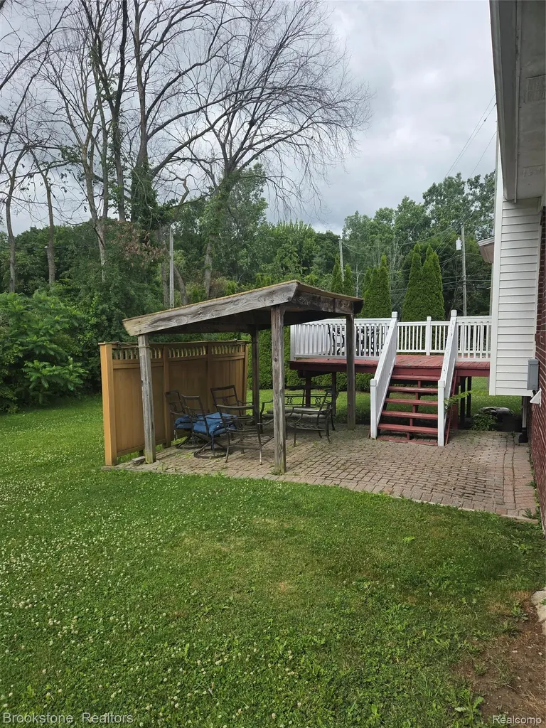 32010 N Oakcrest Drive E Chesterfield Township MI 48047