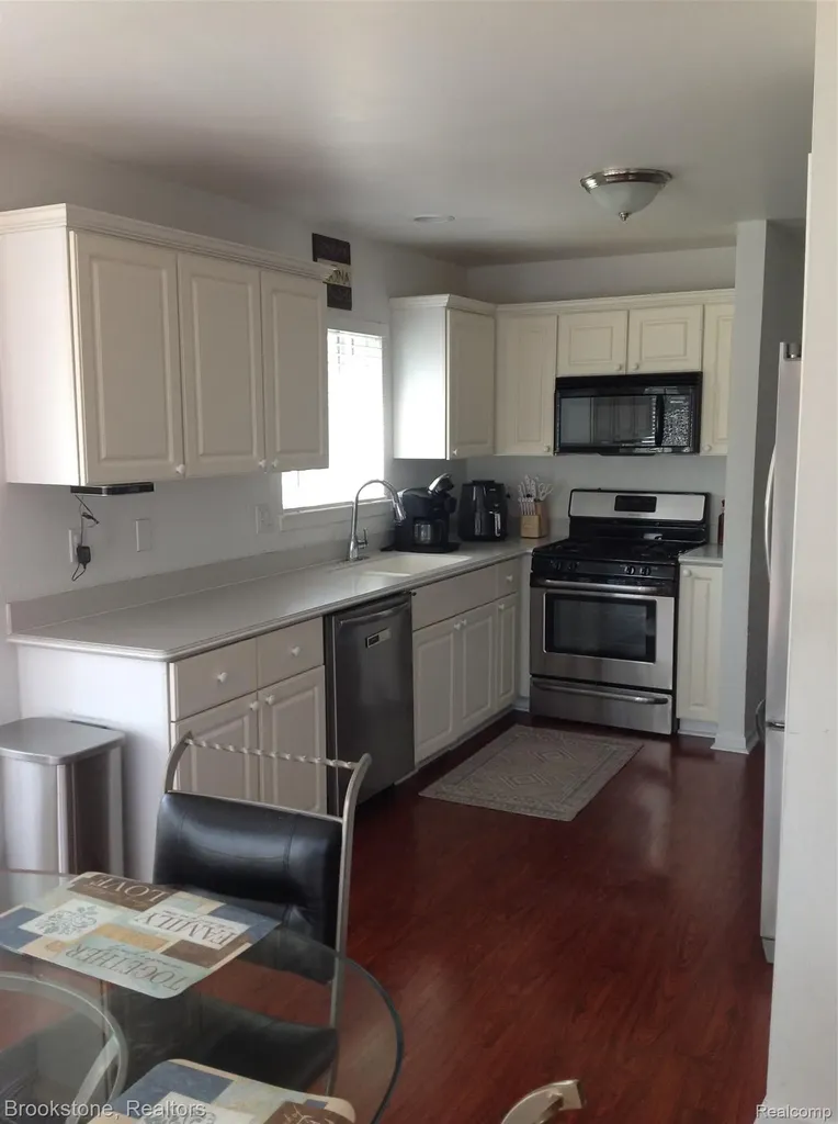 32010 N Oakcrest Drive E Chesterfield Township MI 48047