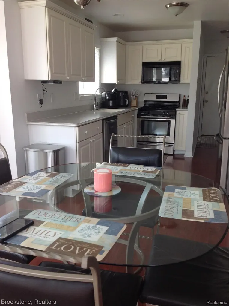 32010 N Oakcrest Drive E Chesterfield Township MI 48047