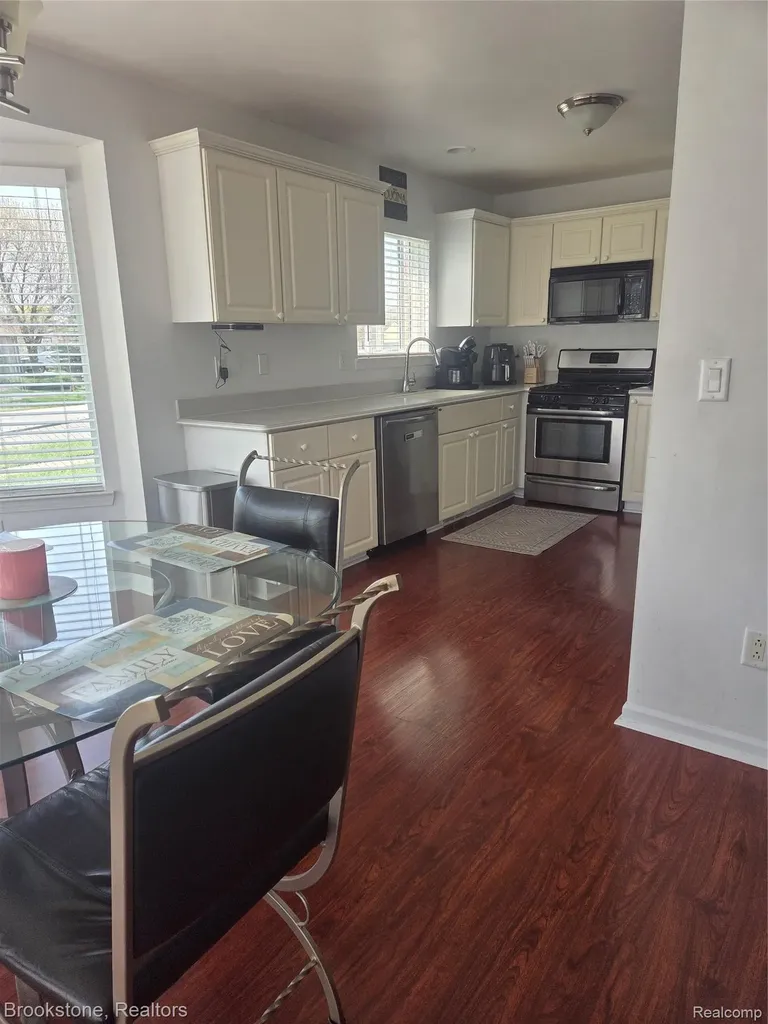 32010 N Oakcrest Drive E Chesterfield Township MI 48047